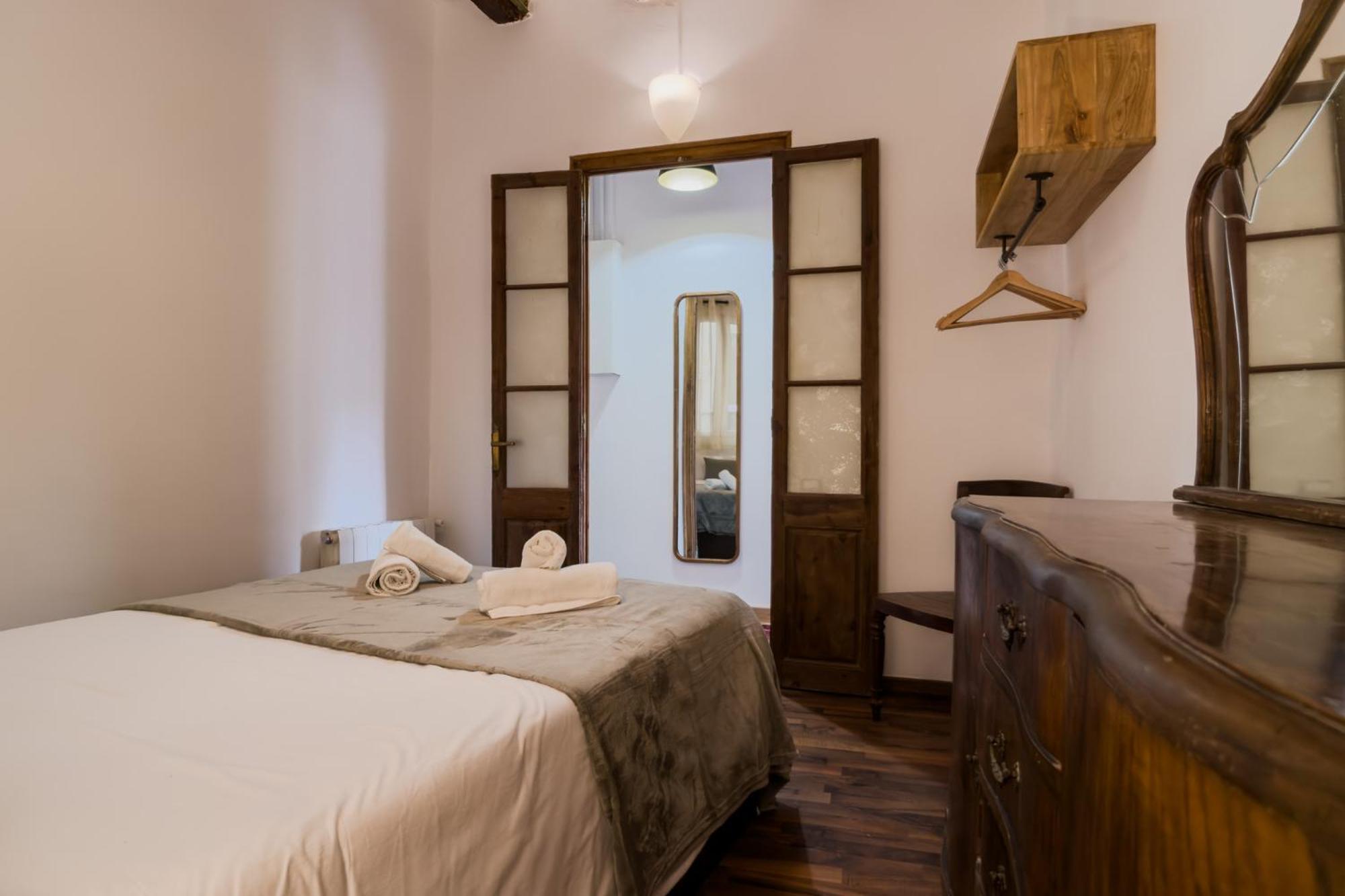 Magalhaes - Trad Flat In Poble Sec, Near Ramblas Barcelone